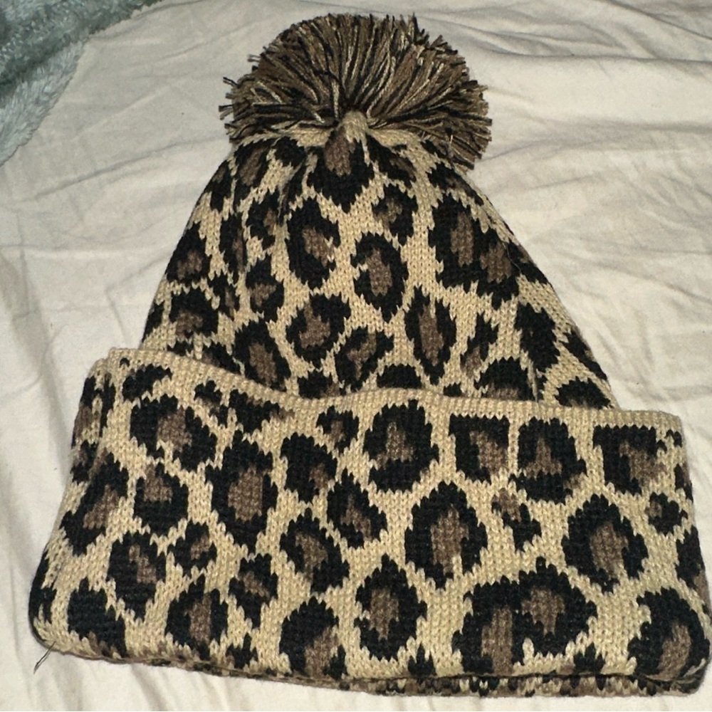 Leopard toboggan with pom-pom.